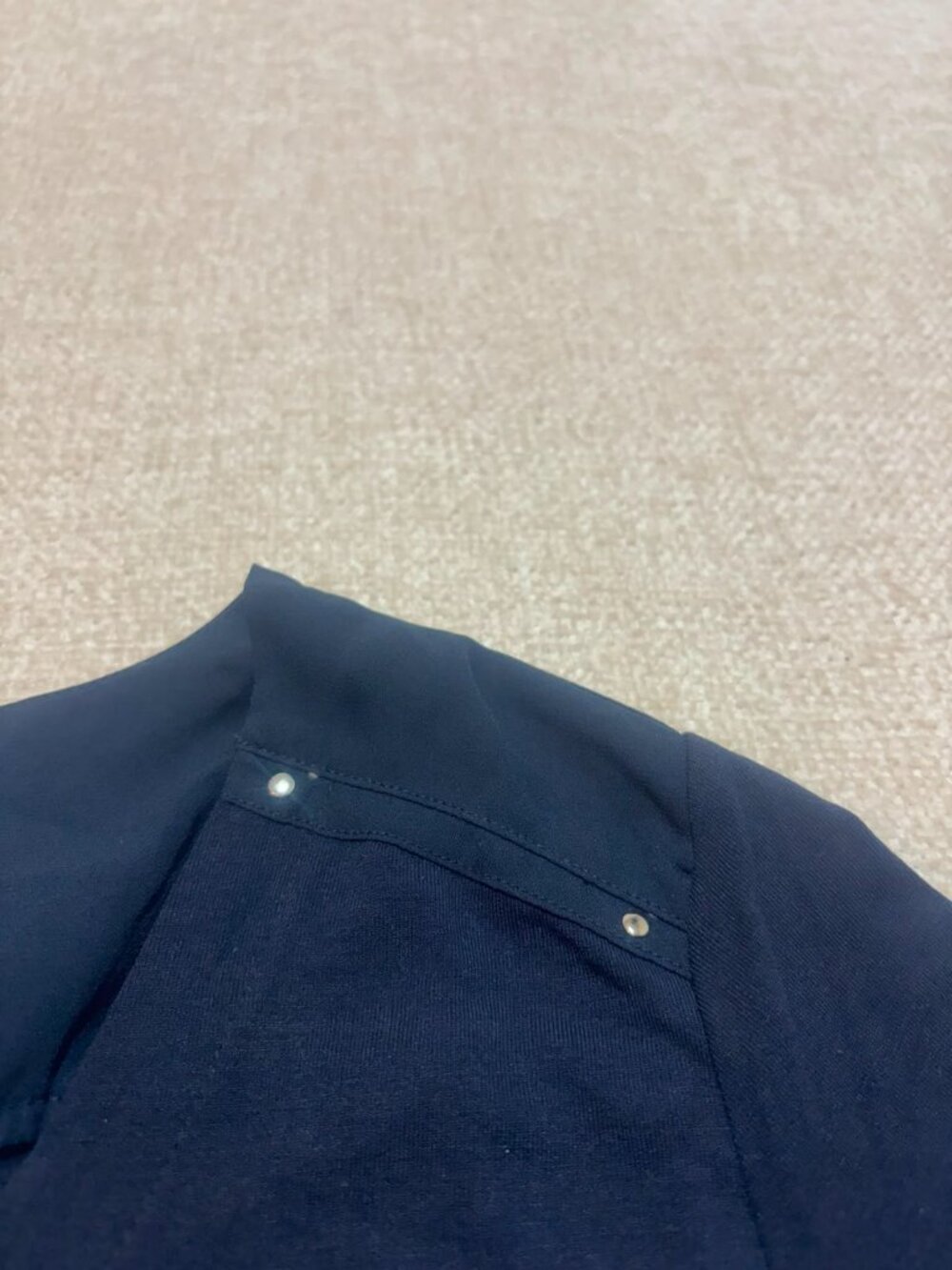 NWT Carmen Marc Valvo Navy V-Neck Button Blouse Size S - Picture 5 of 9